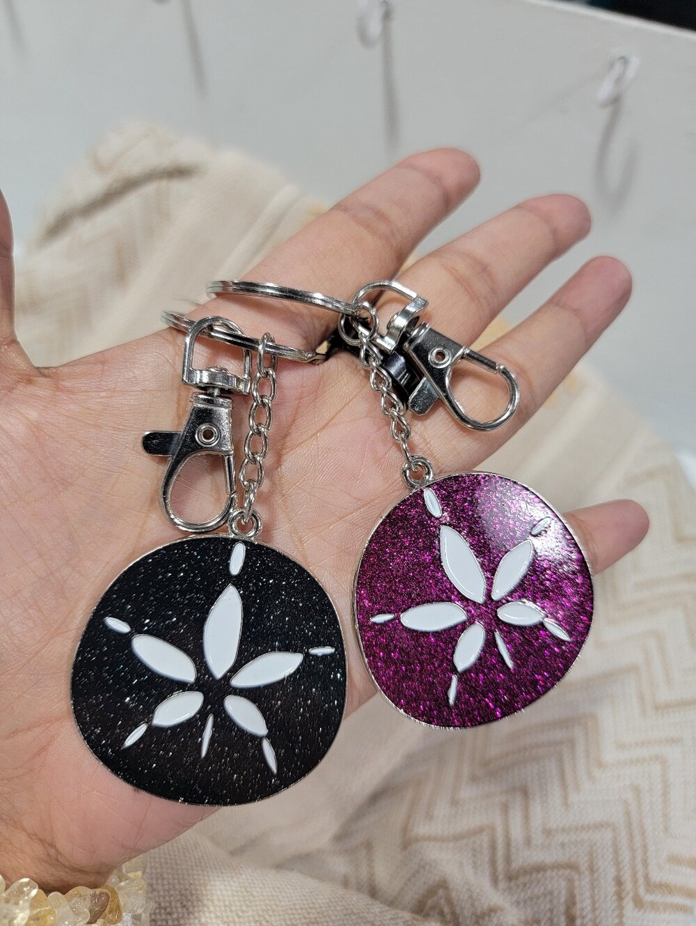 2pcs Glitter Sand Dollar Keychain - Black & Purple